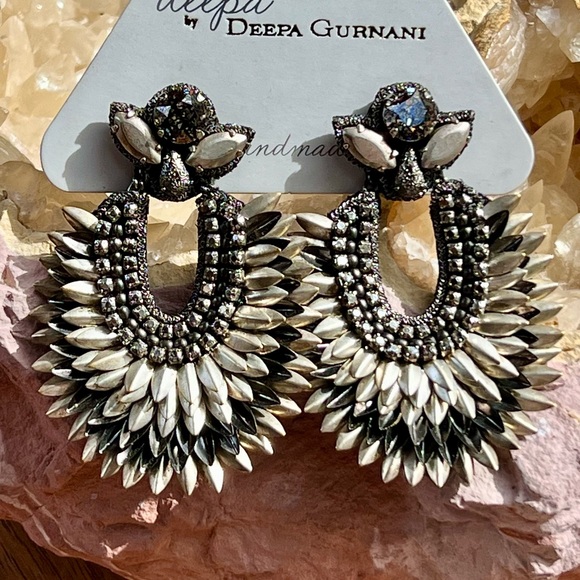 🌺🎉HP🎉🌺 NWT Deepa Gurnani Crystal Lotus Petal Chandeliers - Picture 3 of 16